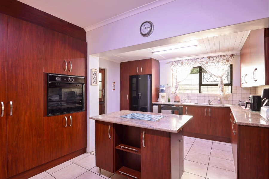 3 Bedroom Property for Sale in Oakglen Western Cape